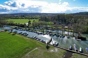 aéreo ver de río Támesis a central Oxford histórico ciudad de Inglaterra Reino Unido. marzo 23, 2024 foto