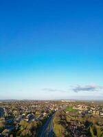 alto ángulo ver de parque y paseo autobús estación a colina de espinas Oxfordshire Inglaterra unido Reino durante amanecer. marzo 23, 2024 foto