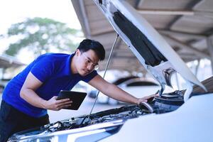 profesional mecánica en el Servicio centrar cheque el la seguridad de el coche. reparar Servicio concepto profesional Servicio concepto. foto