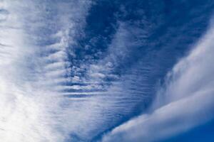 hermosa herido nube formación en cielo mirando me gusta mullido ondas, clima pronóstico foto