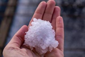 granizo pelotas en marzo, natural primavera clima, lata porque daños y perjuicios foto