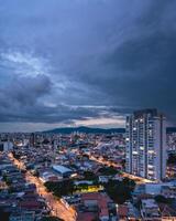arial ver desde el norte zona de el ciudad sao Pablo, Brasil a noche. foto