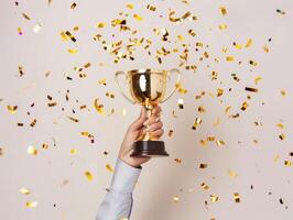 ai generado manos de negocio mujer participación y levantar un dorado trofeo, rodeando con Felicidades papel picado cinta copos foto