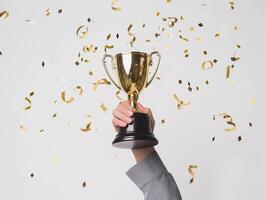 ai generado manos de negocio mujer participación y levantar un dorado trofeo, rodeando con Felicidades papel picado cinta copos foto