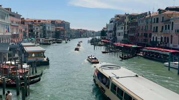 Venedig, Italien. 28.04.2024 livliga stor kanal av Venedig, se av de stor kanal, Venedig, med båtar och gondoler video