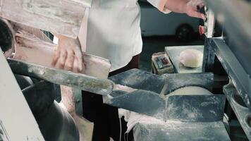 pane produzione linea. il panettiere controlli il pane fabbricazione processi. selezione e pesatura di Impasto. video