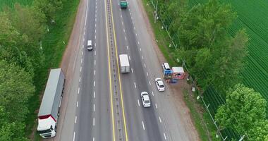 Drohne fliegt Über ein Asphalt Straße mit Vorbeigehen Autos. video