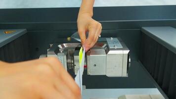 polímero hilo muestra cinta es probado para fuerza en lento movimiento video