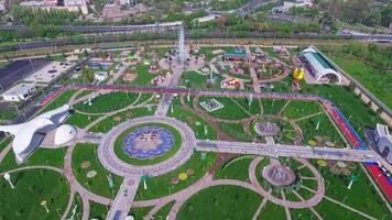 uma zangão moscas sobre uma público diversão parque. ensolarado dia video