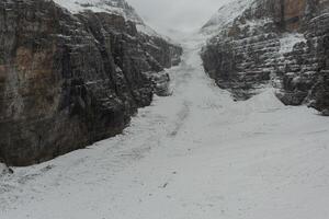 aéreo ver de el lengua de un glaciar en montar victoria. foto