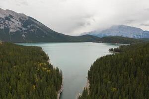 aéreo ver de Stewart cañón a lago minnewanka, banff nacional parque. foto