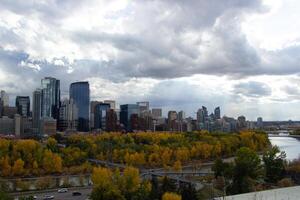 Calgary ciudad en otoño. foto