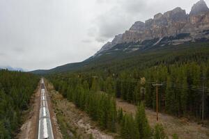 tren pistas cruce el rocoso montañas de Canadá foto