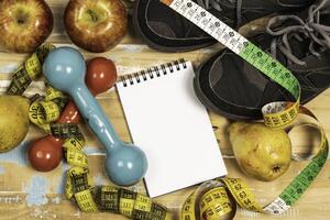 Fruta para peso pérdida con medición cinta y equipo para ejercicio y dieta, peso pérdida foto