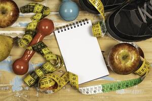Fruta para peso pérdida con medición cinta y equipo para ejercicio y dieta, peso pérdida foto
