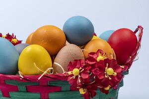cesta con Paja y huevos decorado para el celebracion de cristiano Pascua de Resurrección foto