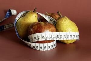 cinta medida y manzana simbolizando dieta y obesidad foto