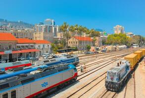 haifa, Israel - 10 mayo, 2023. moderno diesel locomotoras en el abierto aire parte de el Israel ferrocarril museo. foto