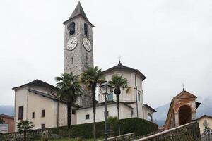 Iglesia de santi gervasio y protasio en el histórico centrar de baveno, Italia. foto