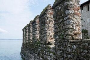 de cerca de medieval Roca fortaleza a sirmione, Italia foto