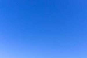 hermosa azul cielo sin nubes en el Mañana o noche usado como natural antecedentes textura en decorativo Arte trabajo foto