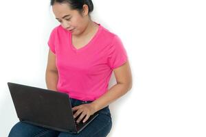 mujer utilizando ordenador portátil en blanco antecedentes foto
