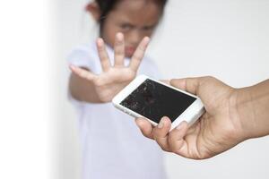 niña ella no aceptar ese el de la madre móvil teléfono estaba roto. foto