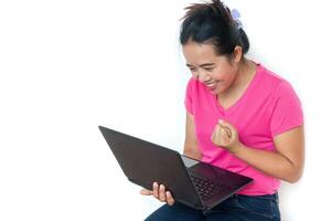 mujer utilizando ordenador portátil en blanco antecedentes foto
