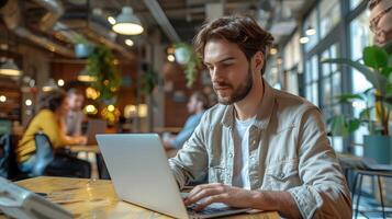 ai generado hombre trabajando en ordenador portátil en cafetería, difuminar personas en antecedentes foto