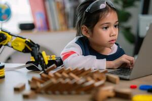 asiático muchachas fueron aprendizaje robot programación y consiguiendo lecciones controlar en robot brazos. laboratorio. matemáticas, ingeniería, ciencia, tecnología, computadora código, codificación. vástago educación. foto