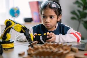 asiático muchachas fueron aprendizaje robot programación y consiguiendo lecciones controlar en robot brazos. laboratorio. matemáticas, ingeniería, ciencia, tecnología, computadora código, codificación. vástago educación. foto