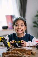 asiático muchachas fueron aprendizaje robot programación y consiguiendo lecciones controlar en robot brazos. laboratorio. matemáticas, ingeniería, ciencia, tecnología, computadora código, codificación. vástago educación. foto