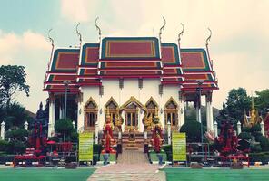 bangkok, Tailandia - marzo 3, 2024 estatua de tao wessuwan para Adoración y fe en santidad con antiguo Iglesia en tailandés templos religión, punto de referencia para viaje y exterior diseño en Asia estilo. foto