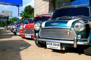 bangkok, Tailandia - marzo 29, 2024 muchos clásico mini austin o mini cobre estacionamiento en el calle para reunión de Tailandia mini familia club a bangkok, tailandia foto