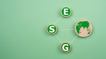 esg conceptos para sostenible ambiente, sociedad y gobernancia negocios son ambientalmente responsable, un circular de madera tablero con el abreviatura esg impreso en un verde antecedentes. foto