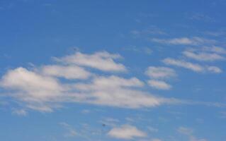 hermosa foto de azul cielo y blanco nubes