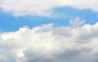 antecedentes foto de azul nubes y blanco cielo