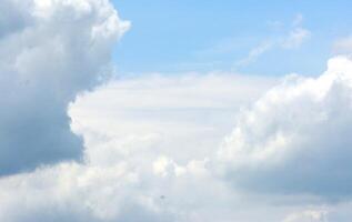 foto de un hermosa ver de blanco nubes y azul cielo