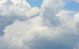 antecedentes de blanco nubes y azul cielo foto