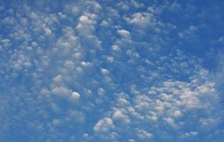 foto de hermosa blanco nubes y azul cielo