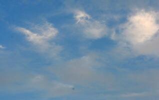 foto de nubes y azul cielo en el tarde