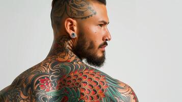 ai generado músculo hombre en demostración su tatuaje en blanco antecedentes foto