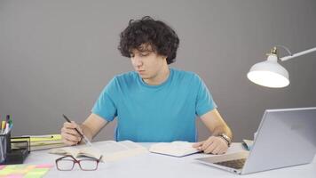 Jeune étudiant avec temps problème. video