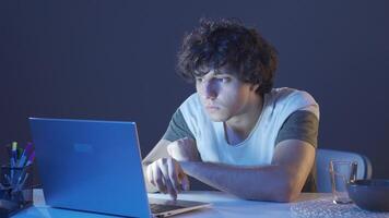 joven hombre haciendo investigación en ordenador portátil. video