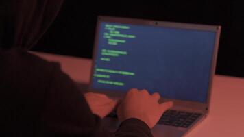 estressado e nervoso hacker homem trabalhando. video