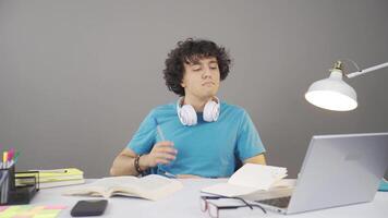 divertido joven hombre escuchando a música. video