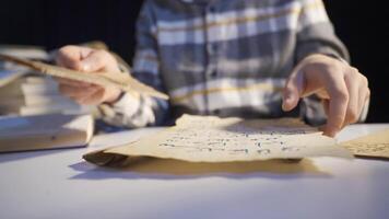 historiador homem lendo e examinando histórico comunicação cartas. video