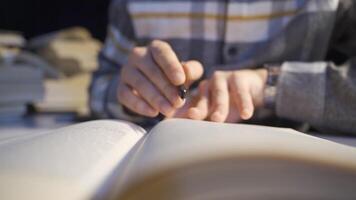 investigador hombre quien adquiere conocimiento por leyendo y analizando libros. video