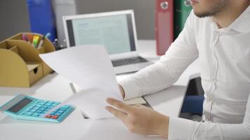 homme d'affaire en train de lire et en cours d'analyse documents. video