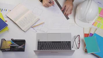 temps en dehors de Masculin ingénieur travail à bureau. video